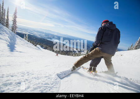 USA, Montana, Felchen, Vater mit Sohn (6-7) Skifahren Stockfoto