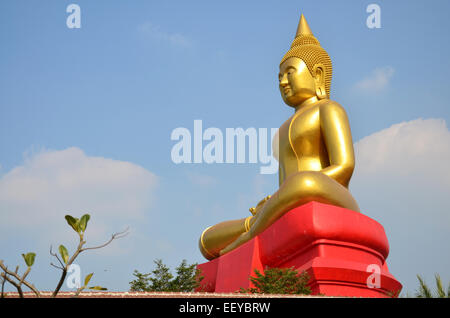 Buddha-Bildnis Phra Phuttha Sothon oder Luang Pho Sothon das ist einer der am meisten verehrten Buddhastatuen in Thailand. Stockfoto