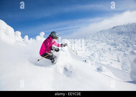 USA, Montana, Felchen, Frau Skifahren in Bergen Stockfoto