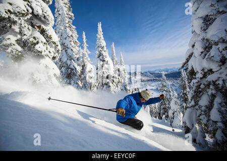 USA, Montana, Felchen, Mann beim Skifahren in Bergen Stockfoto