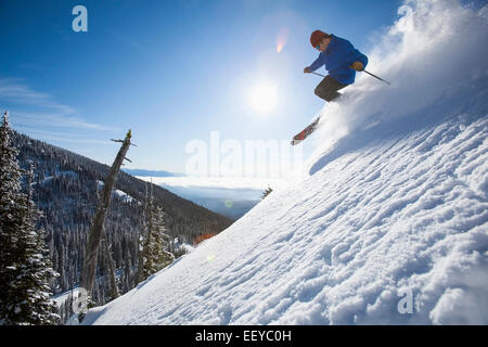 USA, Montana, Felchen, Mann beim Skifahren in Bergen Stockfoto