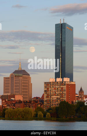 USA, Massachusetts, Boston, Supermoon steigt über Boston und Charles river Stockfoto