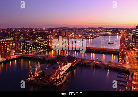 USA, Massachusetts, Boston, Blick auf Fort Point Channel in der Abenddämmerung Stockfoto