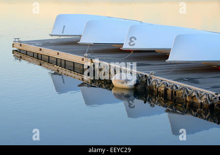 USA, Massachusetts, Boston, Overturned Boote ruht auf dock Stockfoto