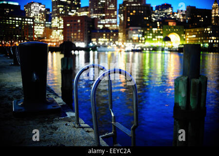 USA, Massachusetts, Boston, Metallleiter auf kommerzielle Mole mit Boston Waterfront im Hintergrund Stockfoto