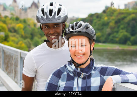 Radfahrer mit dem Parlamentsgebäude im Hintergrund Stockfoto