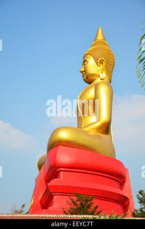 Buddha-Bildnis Phra Phuttha Sothon oder Luang Pho Sothon das ist einer der am meisten verehrten Buddhastatuen in Thailand. Stockfoto