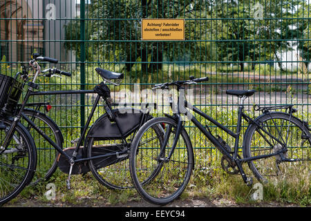 Berlin, Deutschland, Miss Achtetes Radfahrer Verbotsschild Stockfoto