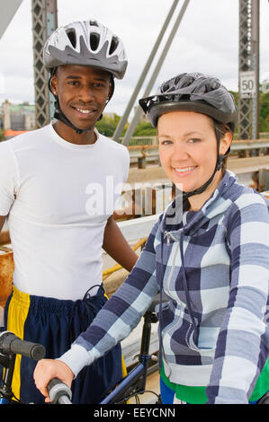 Radfahrer auf einer Brücke Stockfoto