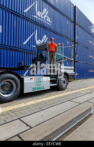 Berlin, Deutschland, Elektro-LKW-Container-Terminal im Westhafen Stockfoto