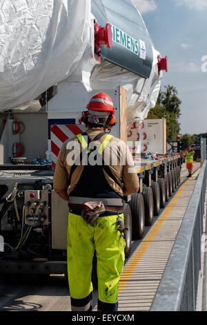 Berlin, Deutschland, Tieflader transportiert eine 500-Tonnen-Kraftwerk-Gasturbine Stockfoto