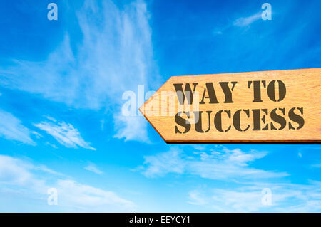 Holz Pfeilzeichen gegen klar blauen Himmel mit Möglichkeit, Erfolgsmeldung, Leistung-Konzept Stockfoto