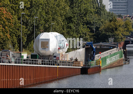 Berlin, Deutschland, 500 Tonnen schweren Kraftwerk Gasturbine wird in der BEHALA-Schwergutshuttle transportiert. Stockfoto