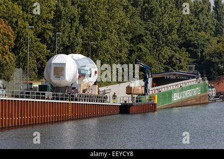 Berlin, Deutschland, 500 Tonnen schweren Kraftwerk Gasturbine wird in der BEHALA-Schwergutshuttle transportiert. Stockfoto