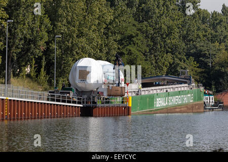 Berlin, Deutschland, 500 Tonnen schweren Kraftwerk Gasturbine wird in der BEHALA-Schwergutshuttle transportiert. Stockfoto