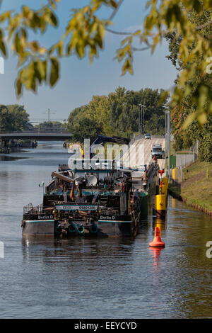 Berlin, Deutschland, 500 Tonnen schweren Kraftwerk Gasturbine wird in der BEHALA-Schwergutshuttle transportiert. Stockfoto