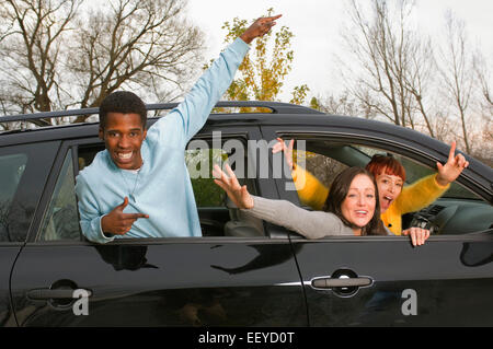 Drei Freunde in einem Auto Stockfoto