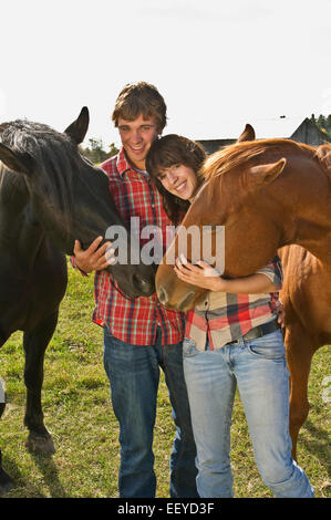 Paar und zwei Pferde Stockfoto