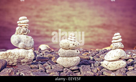Gefilterte Farbbild von Steinen am Strand, Spa Konzept Hintergrund. Stockfoto