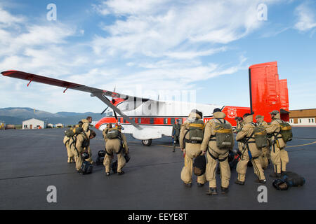 Jumper-Anzug für einen Praxis-Sprung in MIssoula 23. Mai 2014 zu rauchen. Rauch, springen ist ein gefährlicher Job Fallschirm wo Männer und Frauen zu Bränden, die äußerst gering sind. Die Basis in Missoula Smokejumper Training gibt Besuchern einen Blick auf die Vorbereitung und die Fähigkeiten von Männern und Frauen, die als Smokejumpers arbeiten. Den ganzen Sommer werden Führungen sechsmal ein Tag an der Aerial Fire-Depot und Smokejumper Center westlich von Missoula International Airport angeboten.  (Foto von Ami Vitale) Stockfoto