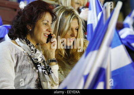 Athen, Griechenland. 23. Januar 2015. Zwei weibliche Fans sind mit einer griechischen Flagge abgebildet. Néa Dimokratía, die aktuellen wichtigsten Regierungspartei, statt ihre endgültige Wahlveranstaltung in Athen. Der einzige Redner war der Parteichef und aktuellen griechischen Premier Antonis Samaras. Bildnachweis: Michael Debets/Alamy Live-Nachrichten Stockfoto