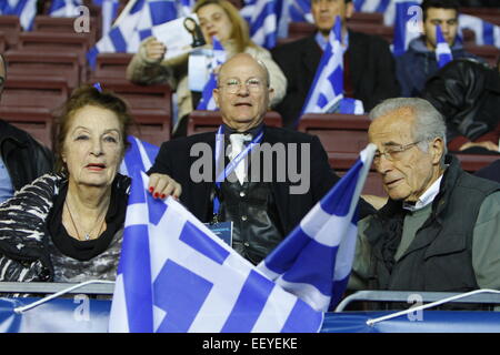 Athen, Griechenland. 23. Januar 2015. Drei Partei-Anhänger mit griechischen Flaggen abgebildet sind. Néa Dimokratía, die aktuellen wichtigsten Regierungspartei, statt ihre endgültige Wahlveranstaltung in Athen. Der einzige Redner war der Parteichef und aktuellen griechischen Premier Antonis Samaras. Bildnachweis: Michael Debets/Alamy Live-Nachrichten Stockfoto