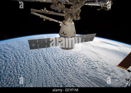 Die internationale Raumstation ISS Canadarm 2 zieht SpaceX Dragon kommerzielle Fracht Handwerk in Fixierungsposition 12. Januar 2015 in der Erdumlaufbahn. Stockfoto