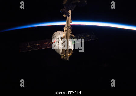 Die internationale Raumstation ISS Canadarm 2 zieht SpaceX Dragon kommerzielle Fracht Handwerk in Fixierungsposition 12. Januar 2015 in der Erdumlaufbahn. Stockfoto