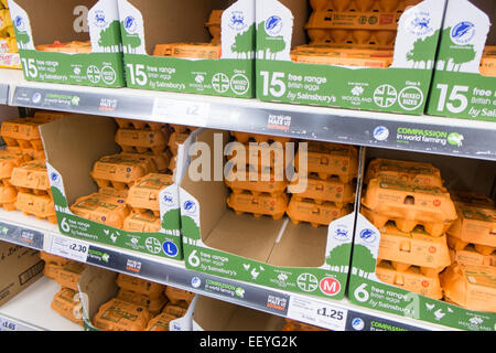 Sainsbury's Supermarkt verkauft Eier um ein halbes Dutzend und um 15, Freilandeier, England, Großbritannien Stockfoto