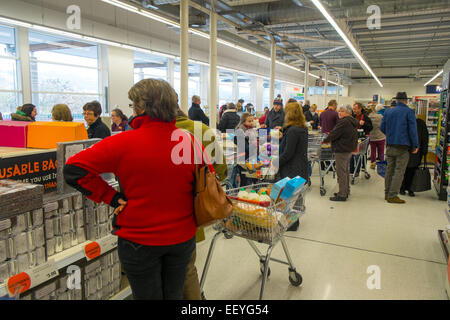 Sainsbury's Supermarkt in Matlock, Derbyshire, Leute kaufen Lebensmittel und bilden eine Schlange an der Kasse Stockfoto