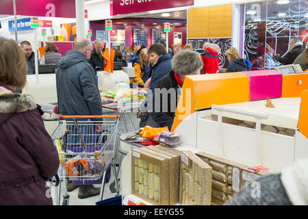 Sainsbury's Supermarkt Schlange an den Kassen im Matlock Store, Derbyshire, England Stockfoto