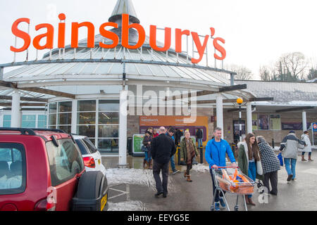 Sainsbury's Supermarkt in Matlock, Derbyshire, England, Shopper vor dem Geschäft im Winterschnee Stockfoto
