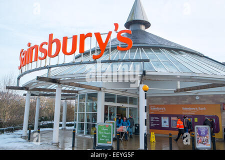 Sainsbury Supermarkt in Matlock, Derbyshire im winter Stockfoto