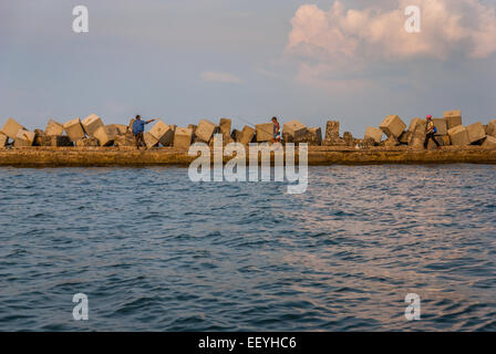 Menschen zu Fuß auf der äußeren Plattform des Hafen von Jakarta-Becken. Stockfoto
