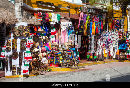 Souvenirläden verkaufen Hüte, Masken, Kleidung, Utensilien.  Playa del Carmen, Riviera Maya, Yucatan, Mexiko. Stockfoto