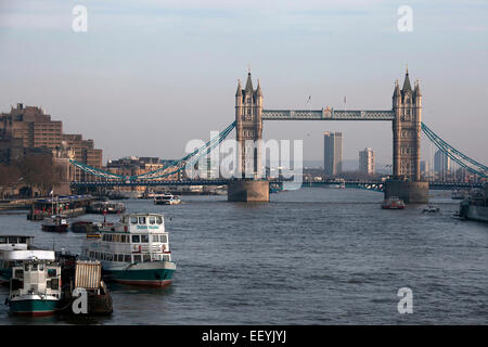 LONDON - 03. Oktober: London Tower Bridge und HMS Belfast am 3. Oktober 2014 in London, Vereinigtes Königreich. London ist eines der weltweit führenden Stockfoto