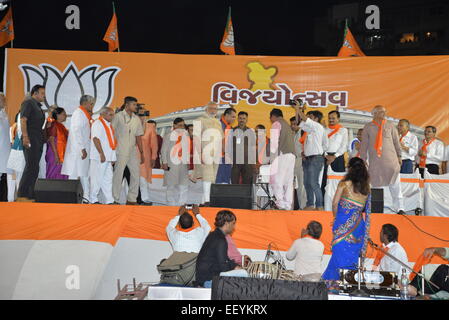 AHMEDABAD, GUJARAT/Indien - 16. Mai 2014: Premierminister Narandra Modi Adressierung Vijayutsav Rallye nach mehrheitsfähig pochen im Lok Sabha Umfragen im Dharnidhar am 16. Mai 2014 in Ahmedabad, Indien. Stockfoto