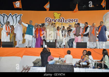 AHMEDABAD, GUJARAT/Indien - 16. Mai 2014: Premierminister Narandra Modi Adressierung Vijayutsav Rallye nach mehrheitsfähig pochen im Lok Sabha Umfragen im Dharnidhar am 16. Mai 2014 in Ahmedabad, Indien. Stockfoto