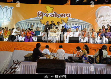 AHMEDABAD, GUJARAT/Indien - 16. Mai 2014: Premierminister Narandra Modi Adressierung Vijayutsav Rallye nach mehrheitsfähig pochen im Lok Sabha Umfragen im Dharnidhar am 16. Mai 2014 in Ahmedabad, Indien. Stockfoto