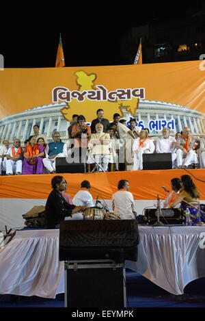 AHMEDABAD, GUJARAT/Indien - 16. Mai 2014: Premierminister Narandra Modi Adressierung Vijayutsav Rallye nach mehrheitsfähig pochen im Lok Sabha Umfragen im Dharnidhar am 16. Mai 2014 in Ahmedabad, Indien. Stockfoto