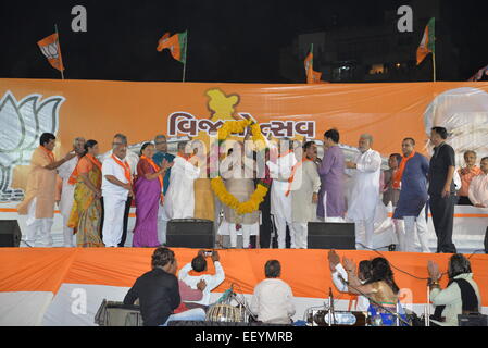 AHMEDABAD, GUJARAT/Indien - 16. Mai 2014: Premierminister Narandra Modi Adressierung Vijayutsav Rallye nach mehrheitsfähig pochen im Lok Sabha Umfragen im Dharnidhar am 16. Mai 2014 in Ahmedabad, Indien. Stockfoto