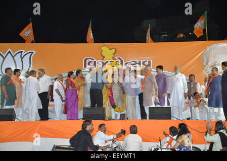 AHMEDABAD, GUJARAT/Indien - 16. Mai 2014: Premierminister Narandra Modi Adressierung Vijayutsav Rallye nach mehrheitsfähig pochen im Lok Sabha Umfragen im Dharnidhar am 16. Mai 2014 in Ahmedabad, Indien. Stockfoto