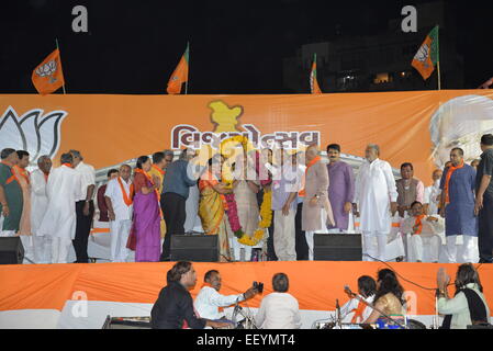 AHMEDABAD, GUJARAT/Indien - 16. Mai 2014: Premierminister Narandra Modi Adressierung Vijayutsav Rallye nach mehrheitsfähig pochen im Lok Sabha Umfragen im Dharnidhar am 16. Mai 2014 in Ahmedabad, Indien. Stockfoto