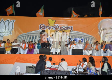 AHMEDABAD, GUJARAT/Indien - 16. Mai 2014: Premierminister Narandra Modi Adressierung Vijayutsav Rallye nach mehrheitsfähig pochen im Lok Sabha Umfragen im Dharnidhar am 16. Mai 2014 in Ahmedabad, Indien. Stockfoto