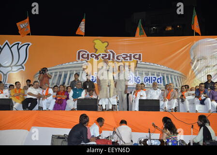 AHMEDABAD, GUJARAT/Indien - 16. Mai 2014: Premierminister Narandra Modi Adressierung Vijayutsav Rallye nach mehrheitsfähig pochen im Lok Sabha Umfragen im Dharnidhar am 16. Mai 2014 in Ahmedabad, Indien. Stockfoto