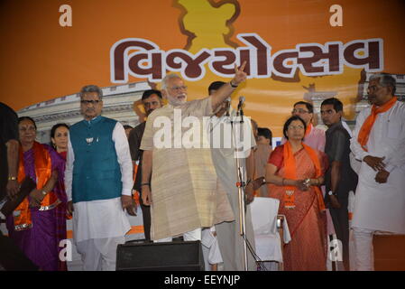 AHMEDABAD, GUJARAT/Indien - 16. Mai 2014: Premierminister Narandra Modi Adressierung Vijayutsav Rallye nach mehrheitsfähig pochen im Lok Sabha Umfragen im Dharnidhar am 16. Mai 2014 in Ahmedabad, Indien. Stockfoto