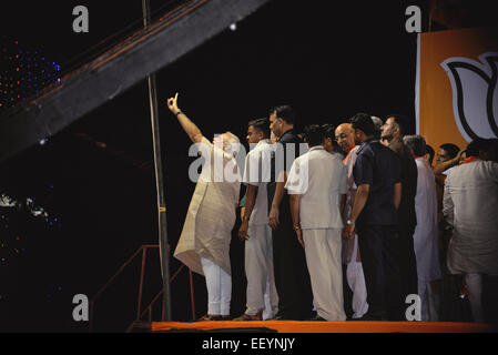 AHMEDABAD, GUJARAT/Indien - 16. Mai 2014: Premierminister Narandra Modi Adressierung Vijayutsav Rallye nach mehrheitsfähig pochen im Lok Sabha Umfragen im Dharnidhar am 16. Mai 2014 in Ahmedabad, Indien. Stockfoto