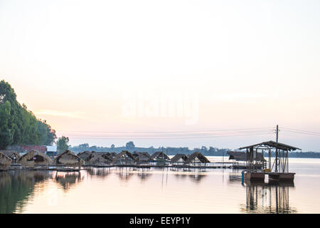 Die Flöße, Fluss, Wasser, Ruhe, Himmel, Indigo. Stockfoto