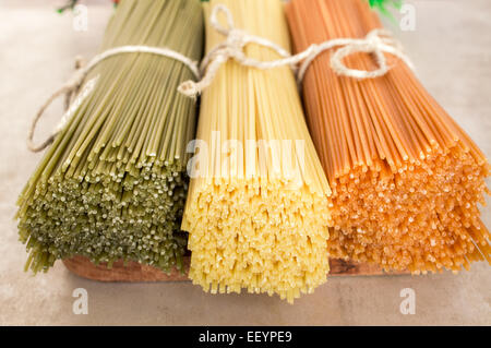 Spaghetti Nudeln in den Farben der italienischen Flagge Stockfoto