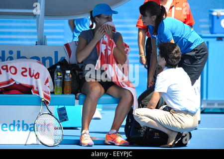 Melbourne, Australien. 24. Januar 2015. Australian Open Tennis aus Melbourne Park. Varvara Lepchenko der USA stützt sich von der Hitze und bekommt einige ärztliche Hilfe bei ihrem Match gegen Agnieszka Radwanska Polens am Tag sechs der australischen Kredit 2015: Action Plus Sport Bilder/Alamy Live News Stockfoto